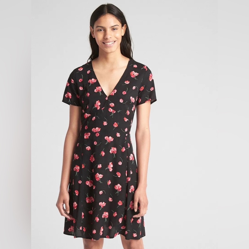 Black floral v-neck dress, size 20, ready to serve your curves!